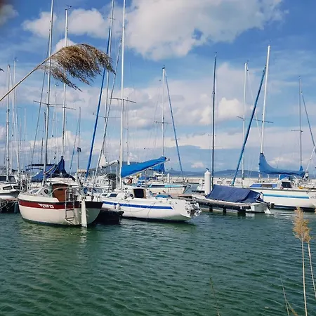 Дом отдыха Family Surf 3 Floors Of Fun 8 Min Walk To Балатонфеньвеш